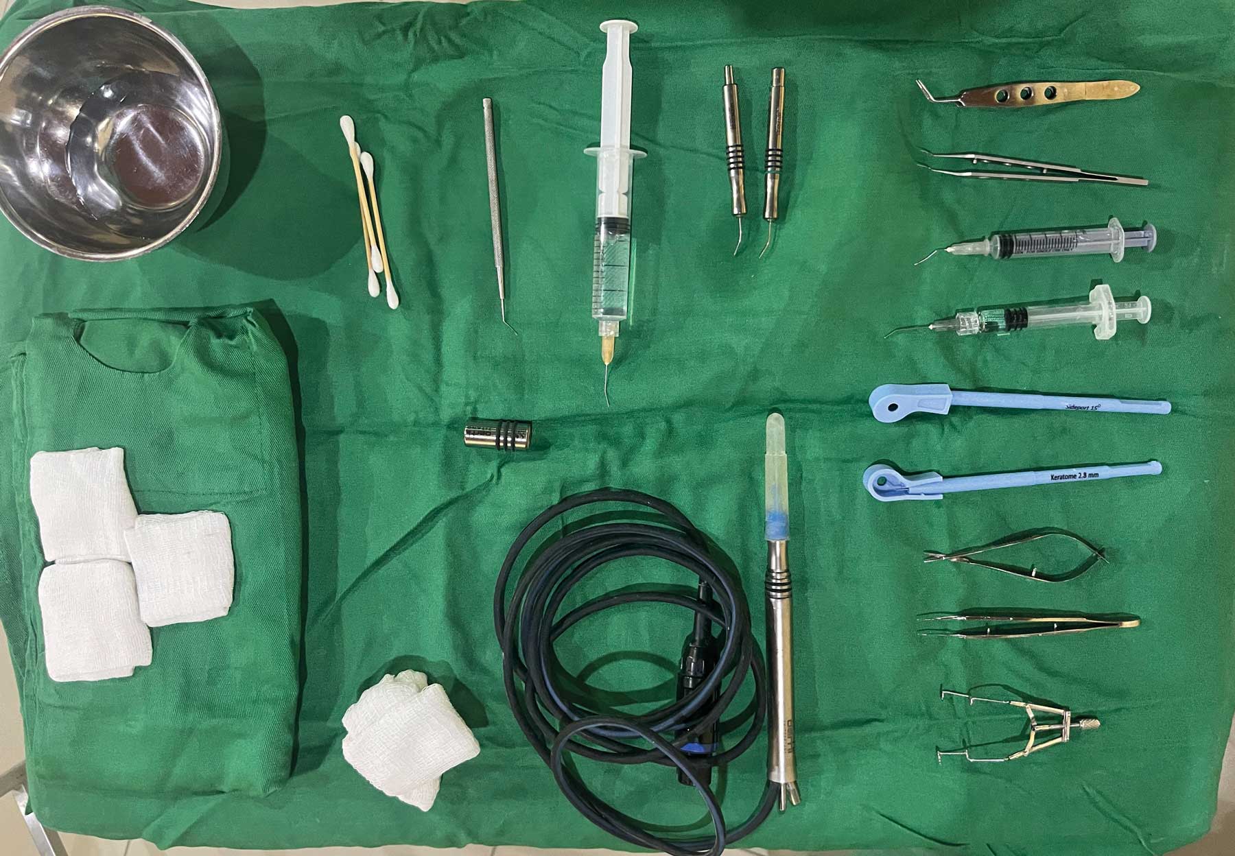 Photo showing tray with instruments.