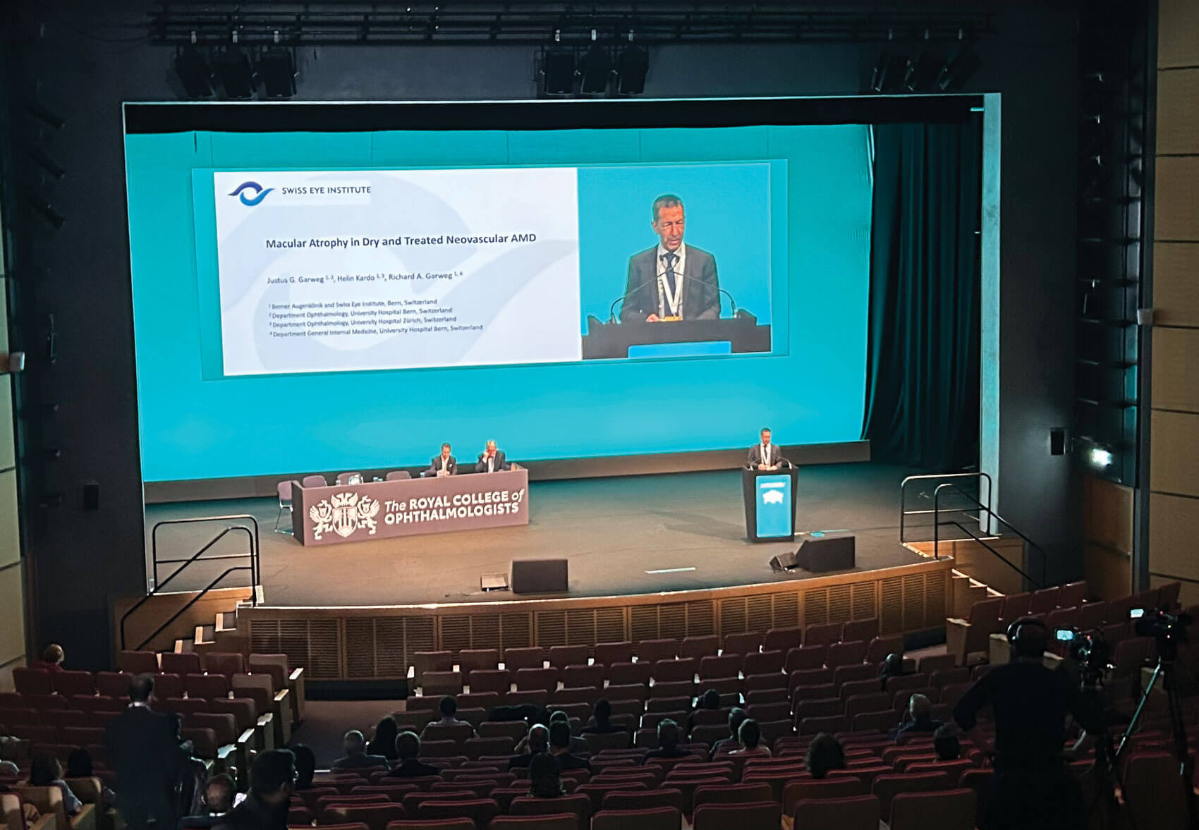 Photo showing Prof Justus Garweg on the podium.